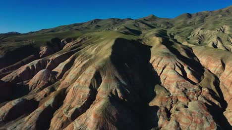 Luftaufnahme-Von-Petra,-Jordanien,-Naher-Osten,-Drohnenkamera,-Die-Sich-Von-Vorne-Nach-Hinten-Bewegt,-Mit-Sichtbaren-Hügeln-Dahinter