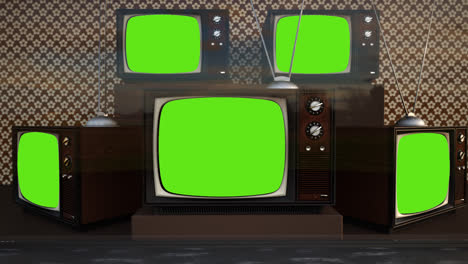 Eine-Ausstellung-Altmodischer-Retro-Farbfernseher-Mit-Antennen.-Elektronische-Geräte-Stapeln-Sich-Vor-Einer-Vintage-Tapete.-Auf-Einem-Veralteten-Fernseher-Wird-Ein-Grüner-Bildschirm-Angezeigt.