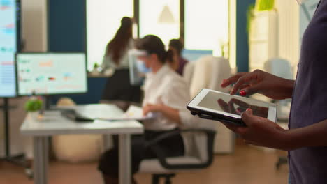 Nahaufnahme-Eines-Afrikanischen-Mitarbeiters,-Der-Im-Büro-Steht-Und-Ein-Tablet-Verwendet