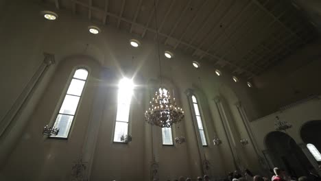 Sonnenlicht-Dringt-Durch-Die-Fenster-Der-Kirche