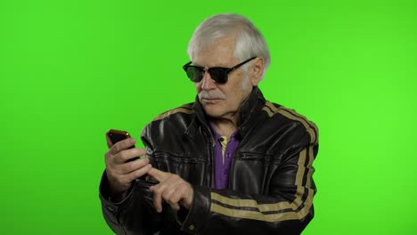 Älterer,-Stilvoller-Kaukasischer-Großvater,-Der-Sein-Smartphone-Zum-Online-Shopping-Nutzt