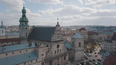 Ciudad-Aérea-Lviv,-Ucrania.-Ciudad-Europea.-Zonas-Populares-De-La-Ciudad.-Iglesia