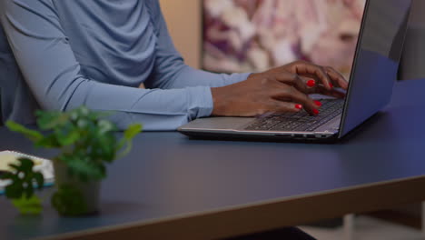 Cerca-De-Una-Mujer-Africana-Escribiendo-En-La-Computadora-Portátil