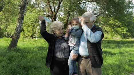 Family-of-grandparents-takes-off-medical-masks-after-coronavirus-quarantine-end