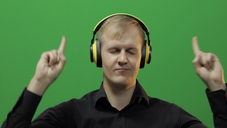 Mann-Hört-Musik-In-Kabellosen-Gelben-Kopfhörern-Und-Tanzt.-Grüner-Bildschirm