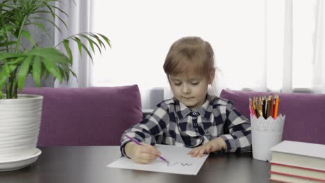 Niedliches-Kindermädchen,-Das-Zu-Hause-Das-Zeichnen-Eines-Bildes-Mit-Bleistift-Studiert.-Fernstudium
