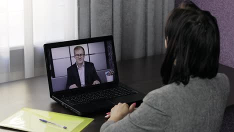 Geschäftsfrau-Führt-Video-Chat-Anruf-Mit-Chef-Auf-Laptop.-Fernkonferenz