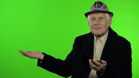 Elderly-grandfather-man-using-smartphone,-pointing-at-something-with-hand