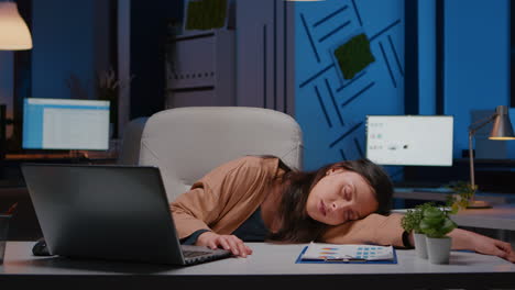 Businesswoman-sleeping-while-working-at-accounting-statistics-in-company-office