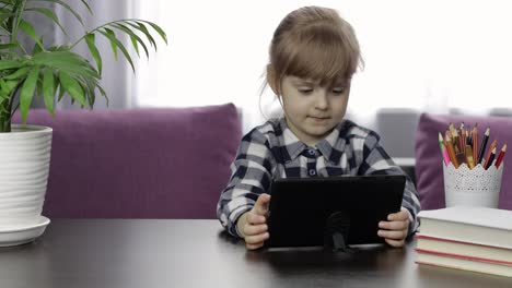 Niña-Haciendo-Lecciones-En-Casa-Usando-Una-Tableta-Digital.-Educación-A-Distancia