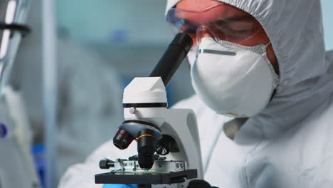 Primer-Plano-Del-Médico-Químico-Analizando-El-Virus-Usando-Un-Microscopio
