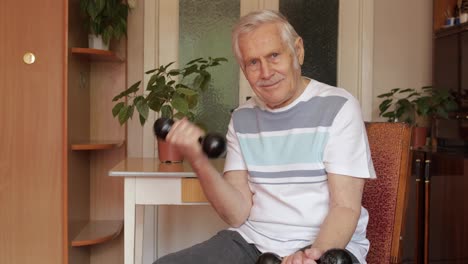 Älterer-älterer-Kaukasischer-Mann,-Der-Zu-Hause-Gewichtheben-Und-Hantelübungen-Macht