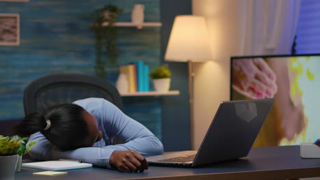 Exhausted-black-businesswoman-falling-asleep-on-desk
