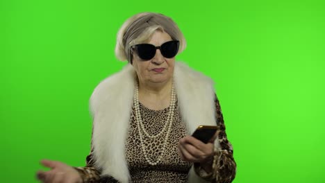 Ältere-Kaukasische-Großmutter,-Die-Ihr-Smartphone-Zum-Einkaufen-Nutzt.-Chroma-Key