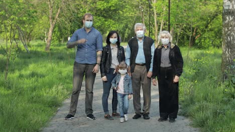 Una-Gran-Familia-En-El-Parque-Se-Quita-Las-Máscaras-Médicas-Después-Del-Final-De-La-Cuarentena-Por-El-Coronavirus