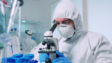 Biotechnologe-Im-Schutzanzug-Erforscht-DNA