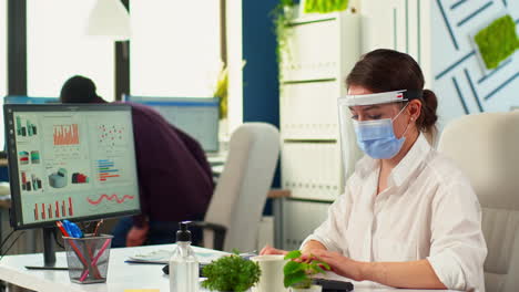 Businesspeople-working-wearing-protection-face-masks-in-office-room