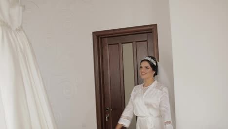 Schöne-Und-Schöne-Braut-Im-Nachtkleid-Und-Schleier,-Die-Zum-Hochzeitskleid-Läuft