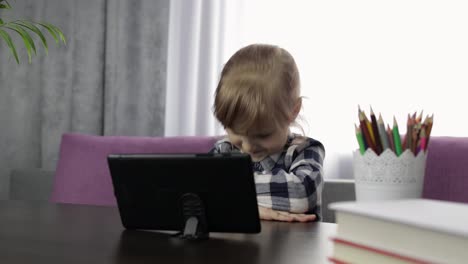 Mädchen-Lernt-Online-Unterricht-Mit-Digitalem-Tablet-Computer.-Fernstudium