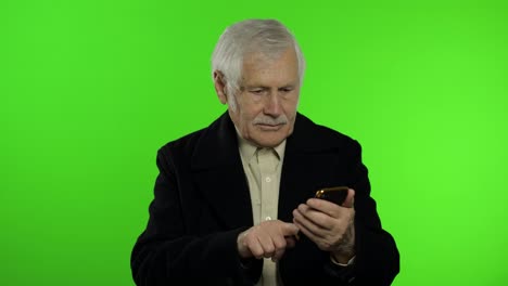 Anciano,-Elegante,-Caucásico,-Abuelo,-Hombre,-Utilizar,-Teléfono-Inteligente,-Para,-Compras-En-Línea