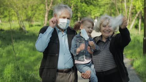 Die-Familie-Der-Großeltern-Nimmt-Nach-Ende-Der-Coronavirus-Quarantäne-Ihre-Medizinischen-Masken-Ab