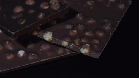 Dunkle-Schokoladenblöcke-Mit-Nüssen,-Details,-Langsames-Nahaufnahme-Makro.-Schokoladenriegel