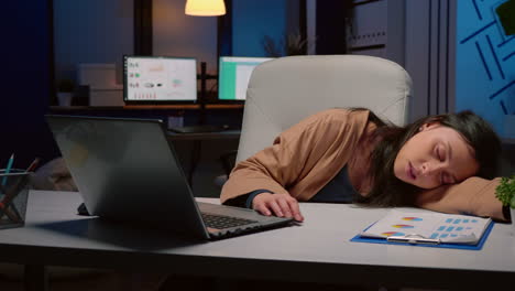 Exhausted-tired-businesswoman-sleeping-on-desk-table-in-startup-business-office