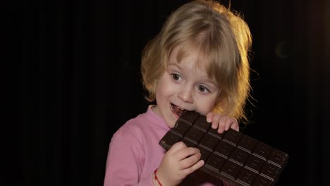 Attraktives-Kind,-Das-Einen-Riesigen-Block-Schokolade-Isst.-Süßes-Blondes-Mädchen