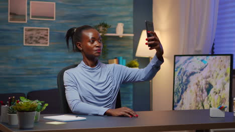 Mujer-Africana-Tomando-Un-Selfie-Usando-Un-Teléfono-Inteligente