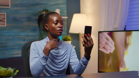 Afrikanische-Dame,-Die-Sich-Per-Telefon-Virtuell-Trifft