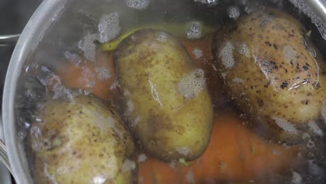 Cacerola-Hirviendo-Con-Verduras,-Patatas-Y-Zanahorias.-Cocinando-En-La-Cocina