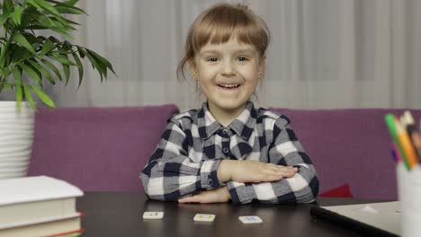 Kinder-Machen-Videoanrufe-Und-Machen-Zu-Hause-Fernunterricht.-Webcam-Ansicht