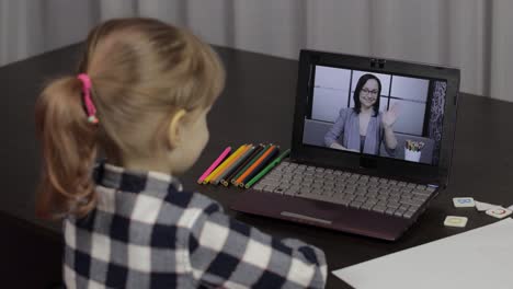 Fernunterricht-Für-Kinder-Am-Laptop.-Online-Unterricht-Zu-Hause-Mit-Einer-Lehrerin
