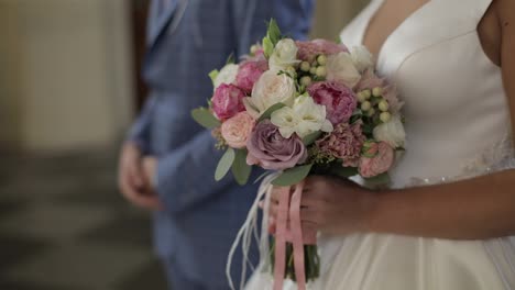 Wedding-bouquet-in-the-hands-of-the-bride.-Wedding-day.-Slow-motion