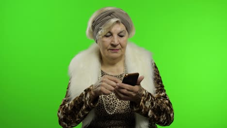 Ältere,-Stilvolle-Kaukasische-Großmutter,-Die-Die-Social-Media-App-Auf-Dem-Smartphone-Nutzt
