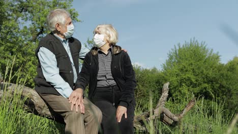 Älteres-Paar-In-Medizinischen-Masken-Während-Der-Covid-19-Coronavirus-Quarantäne-Im-Park