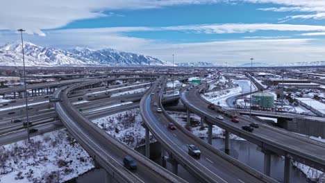 Ständiger-Verkehrsfluss-Auf-Der-Spaghetti-Bowl-In-Salt-Lake-City,-Utah