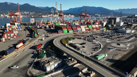 Vancouver,-Britisch-Kolumbien,-Kanada-–-Containertransporter-Manövrieren-In-Der-Nähe-Von-Centennial-Terminals-–-Drohne-Fliegt-Vorwärts