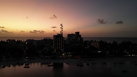 Dramatischer-Himmel-Und-Silhouette-Sonnenuntergangsansicht-Der-Insel-Maafushi,-Malediven
