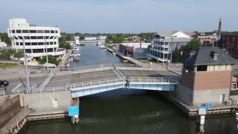 Lowering-the-Military-St-bridge-over-Black-River,-Port-Huron,-Michigan,-USA