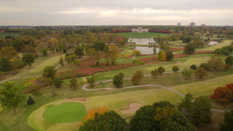Luftaufnahme-Des-Waldparks-Mit-Blick-Auf-Den-Golfplatz-Und-Mit-Dem-Grand-Basin-Und-Dem-Saint-Louis-Art-Museum-In-Der-Ferne