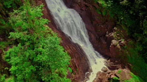 Luftdrohnenaufnahme-Eines-Wasserfalls