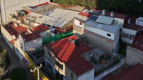 Statischer-Drohnen-Zeitraffer-über-Blechdächern-Im-Slumviertel-Von-Mexiko-Stadt