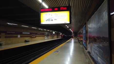 U-Bahn-Station-In-Der-Stadt-Buenos-Aires,-öffentliche-Verkehrsmittel-In-Linie-E,-Medalla-Milagrosa