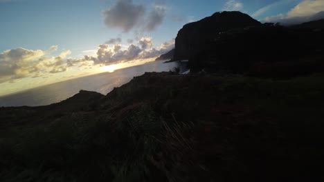 FPV-Drohnenaufnahmen-Auf-Madeira,-Portugal,-Gefilmt-Bei-Sonnenaufgang-Auf-Der-Meeresseite-Mit-Den-Umliegenden-Klippen-Und-Dem-Meer
