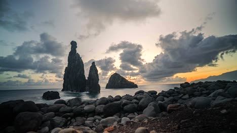 Zeitraffer-Der-Felsen-Ilheus-Da-Ribeira-Da-Janela-Auf-Madeira,-Portugal