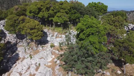 Seitliche-Luftaufnahmen-Der-Antiken-Lykien-Ruinen-Auf-Einem-Hügel-Im-Süden-Der-Türkei