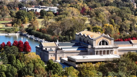Beautiful-long-lens-aerial-of-the-Saint-Louis-Art-Museum-and-Forest-Park-with-the-Grand-Basin-lake-and-fountains-in-view-on-a-gorgeous-Fall-day