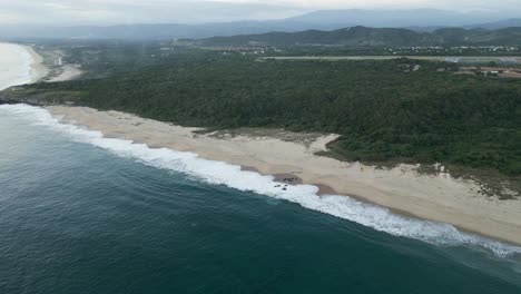 Panorama-Drohnenlandschaft,-Unverschmutzte-Strandsilhouette-Von-Puerto-Escondido,-Mexikanisches-Meer