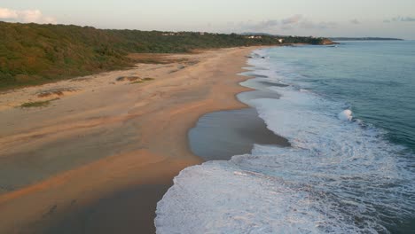 Luftaufnahmen-Von-Puerto-Escondido-Oaxaca-Mexiko-Strand-Bei-Sonnenuntergang-Mit-Sanddünen-Und-Wellen-Ozean-Meer